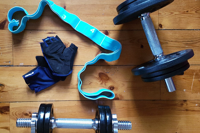9 accessoires de Fitness pour une femme qui fait du sport à la maison