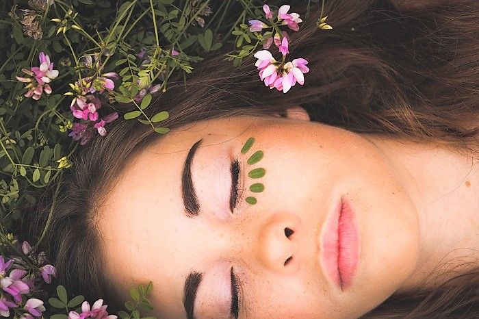 Prendre soin de soi naturellement grâce aux fleurs - Le pouvoir insoupçonné des fleurs sur notre peau